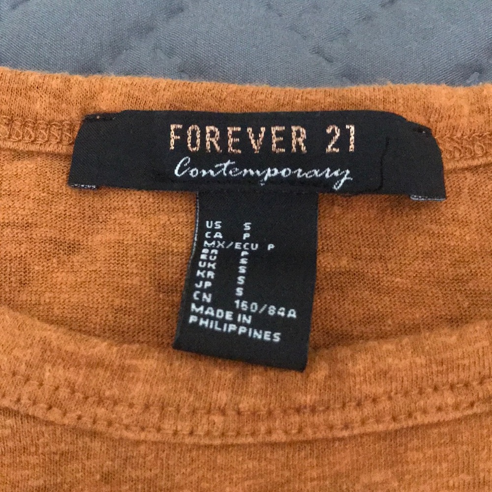 Crop side tie top. - Picture 2 of 2